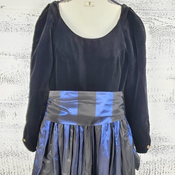 Laura Ashley Velvet Deep V-Neck Bow on Back Long Sleeves Dress Size 12 - Picture 2 of 14